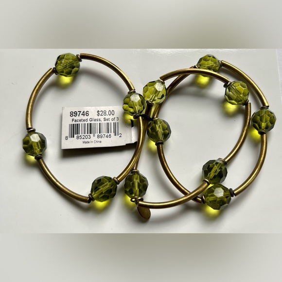 🦚Set of 3 Peridot Color Faceted Glass Bead Stretch Bracelets with Brass Tone - Picture 5 of 5
